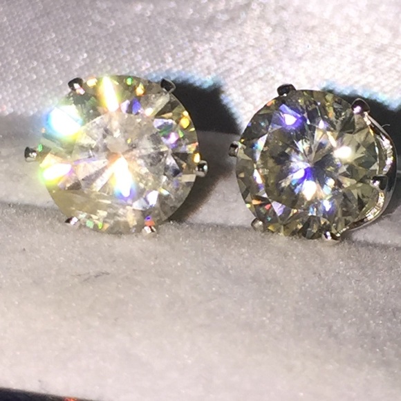2.5 Ct white moissanite studs - Picture 5 of 7
